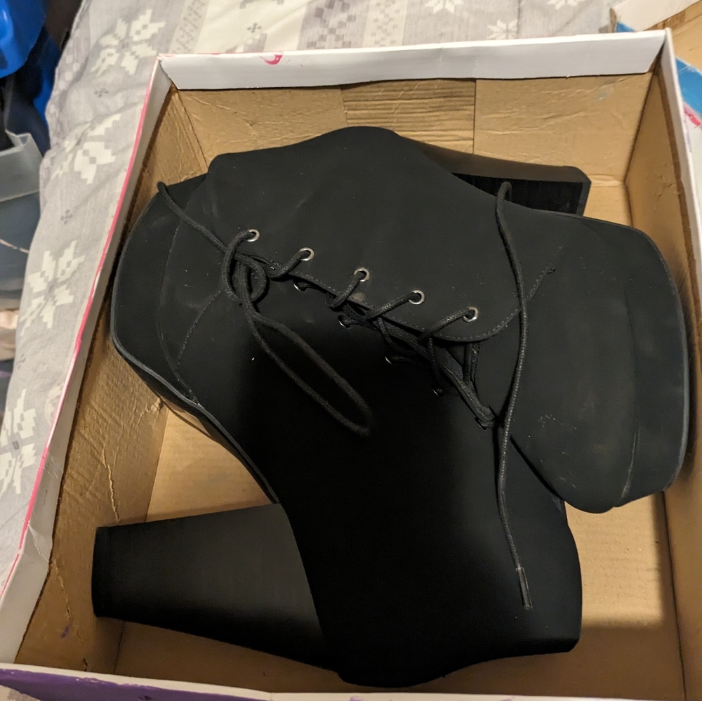 Soda bootie heels size 10